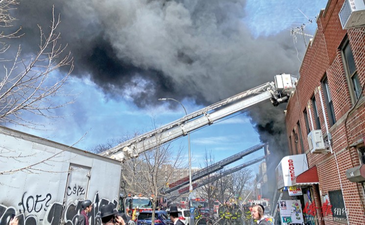 布碌仑区公园华人仓库爆三级火灾 建筑烧毁殃及两店