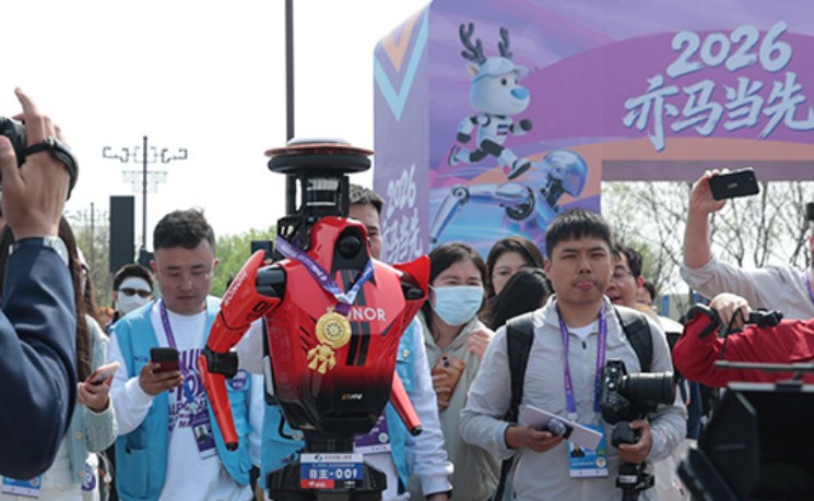 北京半马赛 多台中国造人形机器人打破人类半马纪录