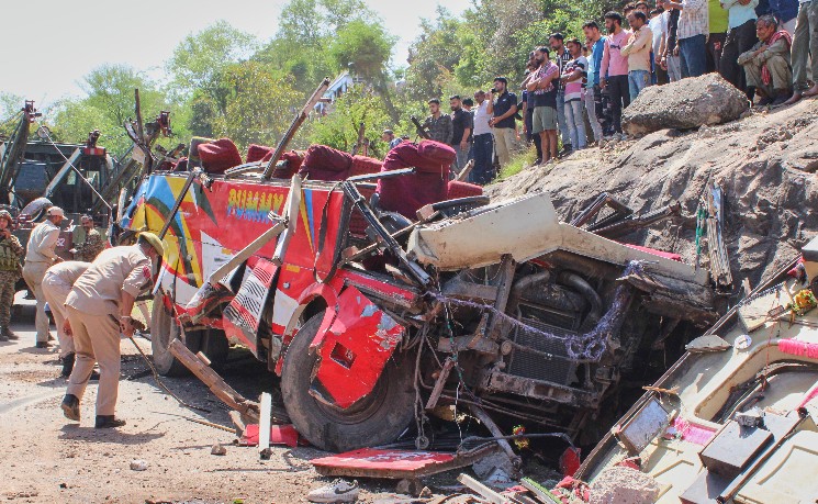 印控克什米尔客车坠崖 至少21人遇难