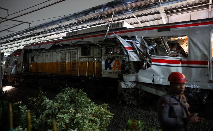 印尼首都郊区列车相撞 至少14人死亡
