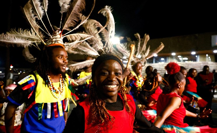 肯尼亚民众载歌载舞欢迎马拉松&ldquo;破2&rdquo;英雄萨维