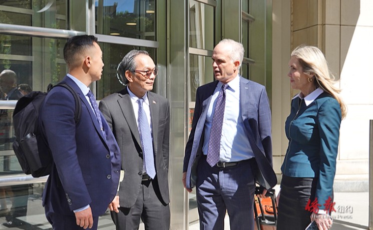卢建旺案续审 检方出示被告与各级中国官员合影