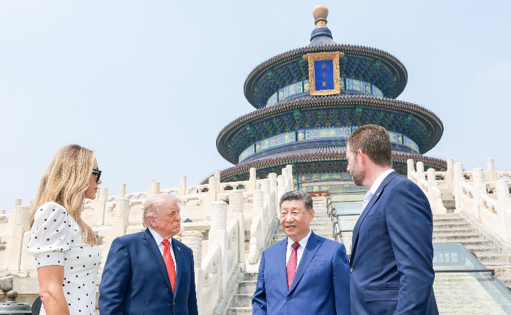 中国国家主席习近平同美国总统特朗普参观天坛