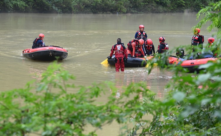 广西环江过桥车辆坠河事件已致6人遇难