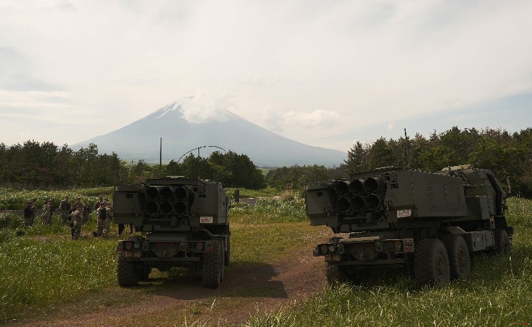 共射12发 美军富士山附近实施&ldquo;海马斯&rdquo;训练