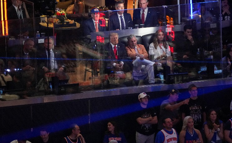 特朗普现身麦迪逊广场花园观看NBA总决赛