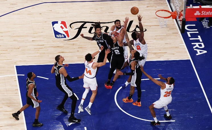 NBA总决赛G4 尼克斯逆转马刺赢赛点