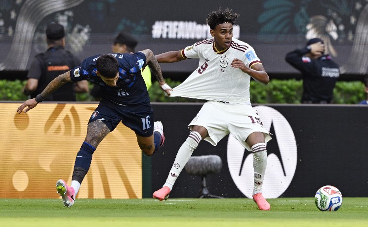 世界杯丨H组 西班牙1-0送十人乌拉圭出局
