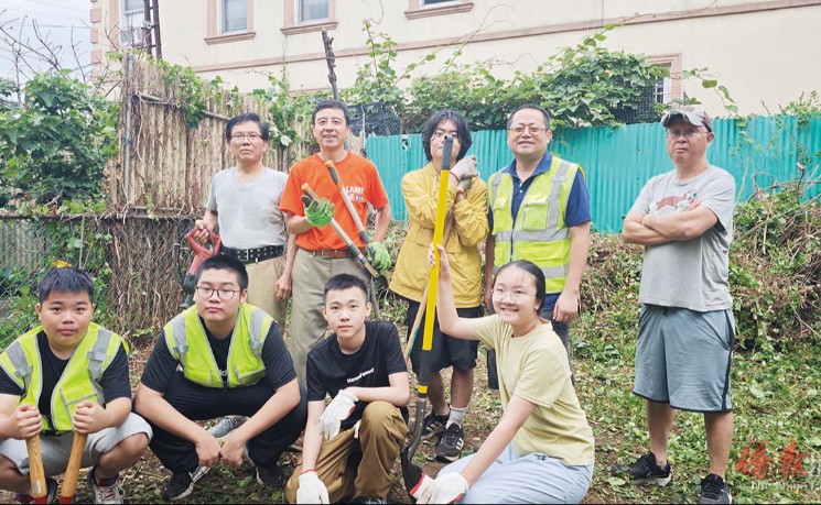 贺立宁携义工帮助独居老人清理荒芜后院