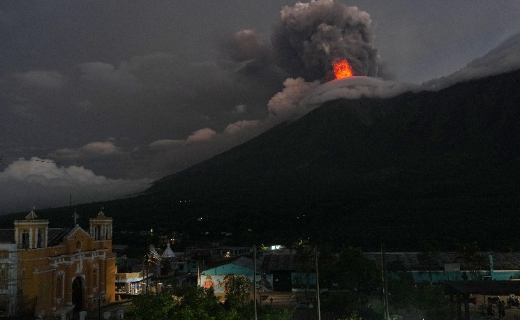 危地马拉富埃戈火山喷发加剧 当局预防性疏散附近居民