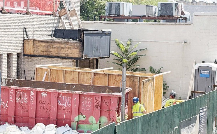 86街游民所工地续清石棉 大量木板运入东侧建筑