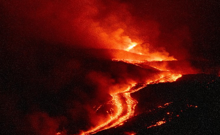 欧洲最高活火山持续喷发 西西里岛航班遭严重干扰