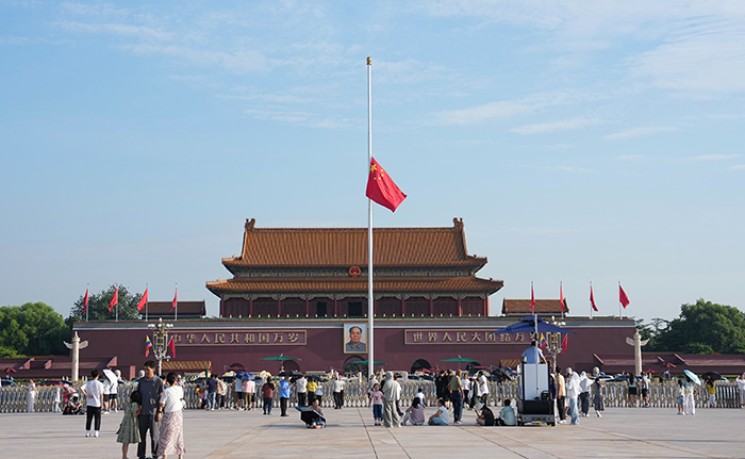 天安门等地下半旗悼念中国前总理朱镕基
