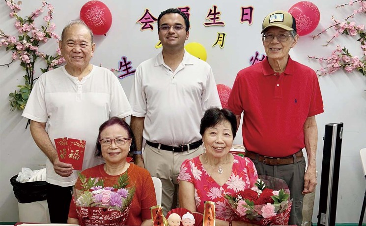 华康会史岛会所为两对会员夫妇庆祝结婚逾50年