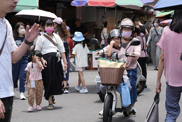 2027年台湾人口结构现两大转折 18岁人口首跌破20万大关