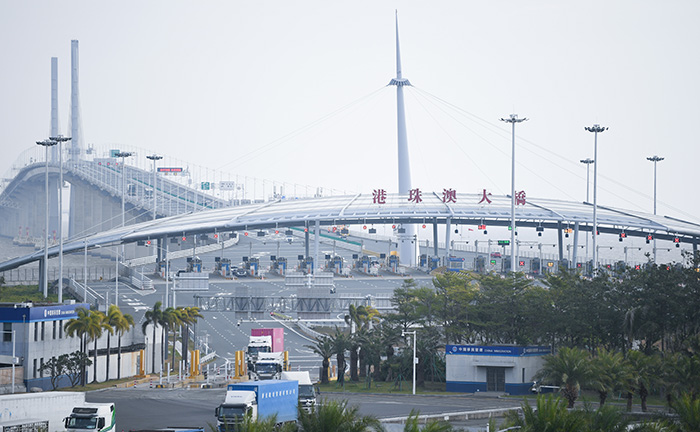 港珠澳桥香港口岸今年12月实现“车上无感通关”