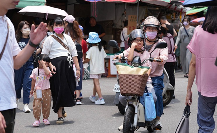 2027年台湾人口结构现两大转折 18岁人口首跌破20万大关