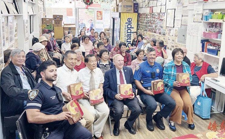 布碌仑华人社区服务中心庆中秋派月饼