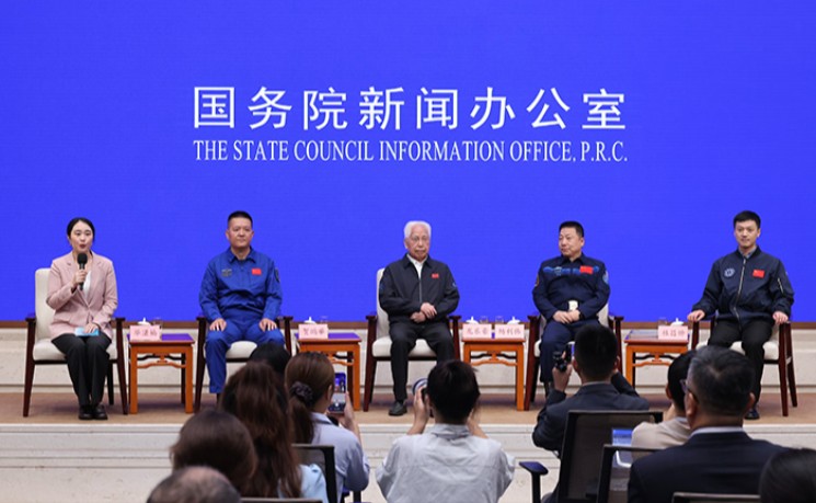 杨利伟：神二十三乘组在太空工作顺利 黎家盈表现非常优秀