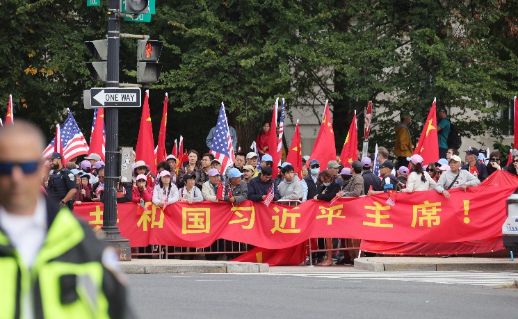 华人华侨和留学生在机场酒店热烈欢迎习近平主席访美