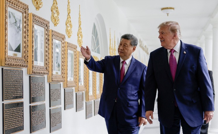 特朗普向习近平展示白宫肖像  习近平提议增加中美直航