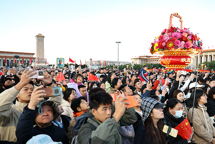 中国“十一”国庆假期首日各地开启“人从众”模式