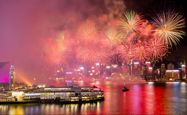 香港庆祝新中国成立77周年 烟花汇演&ldquo;绽放中华&rdquo; 38万人维港两岸共赏