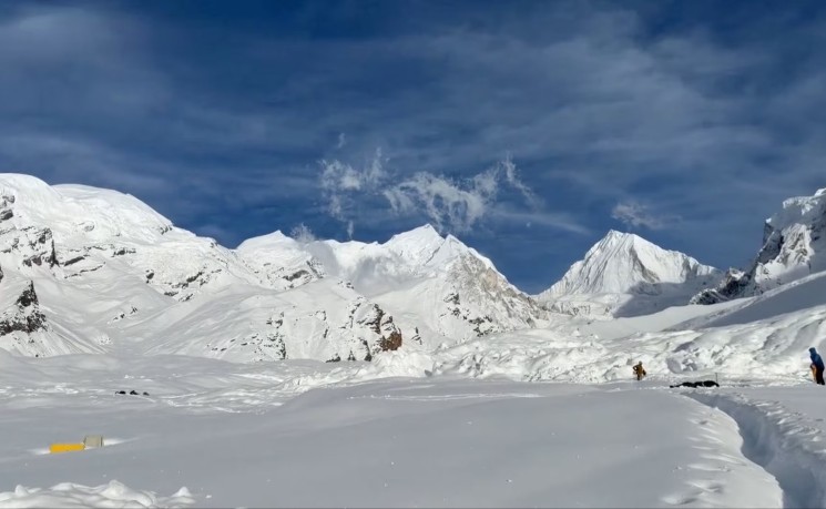尼泊尔雪崩致15名当地工人死亡 工人正为登山者搭建喜马拉雅营地
