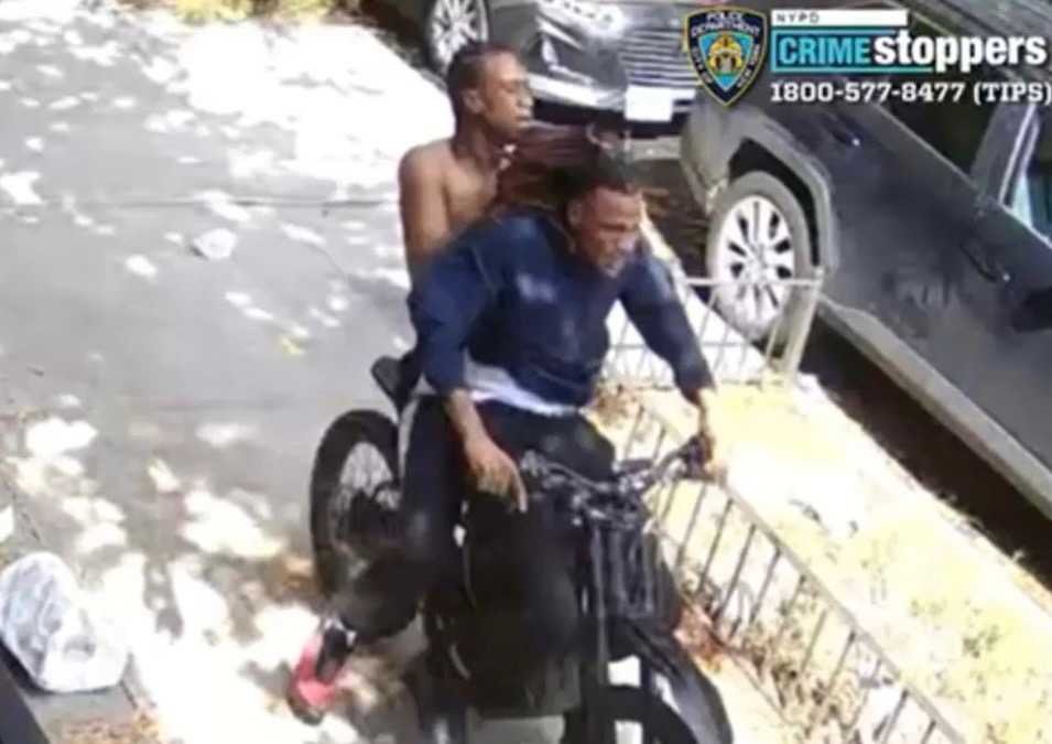 纽约市休班警探遭持刀抢劫 嫌犯连刺7刀后骑电动车逃跑