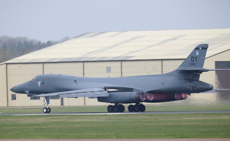美军已将所有轰炸机撤出英国空军基地
