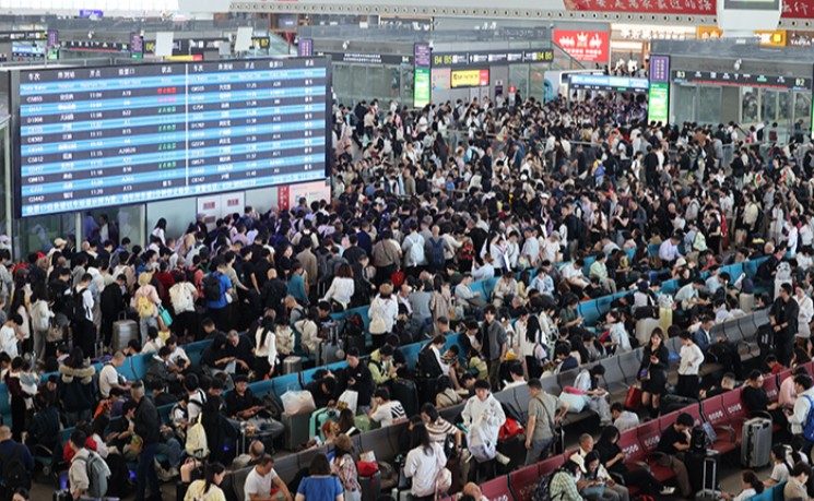 中国国庆长假迎返程客流高峰