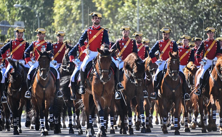 西班牙马德里举行国庆节阅兵仪式 国王及首相出席
