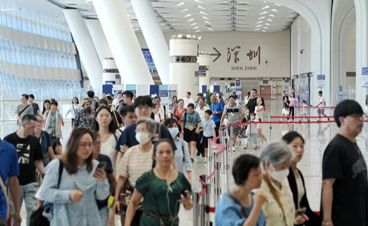 新皇岗口岸启用后首个周日 北上人流飙逾八倍