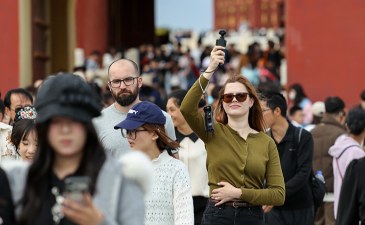 今年第三季度中国免签入境外国人同比增长24.1%