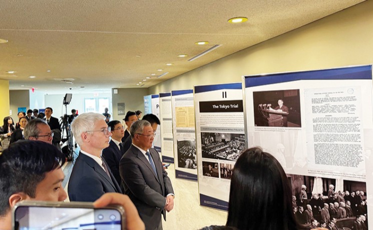 纪念东京审判开庭80周年 大型图片展联合国开幕